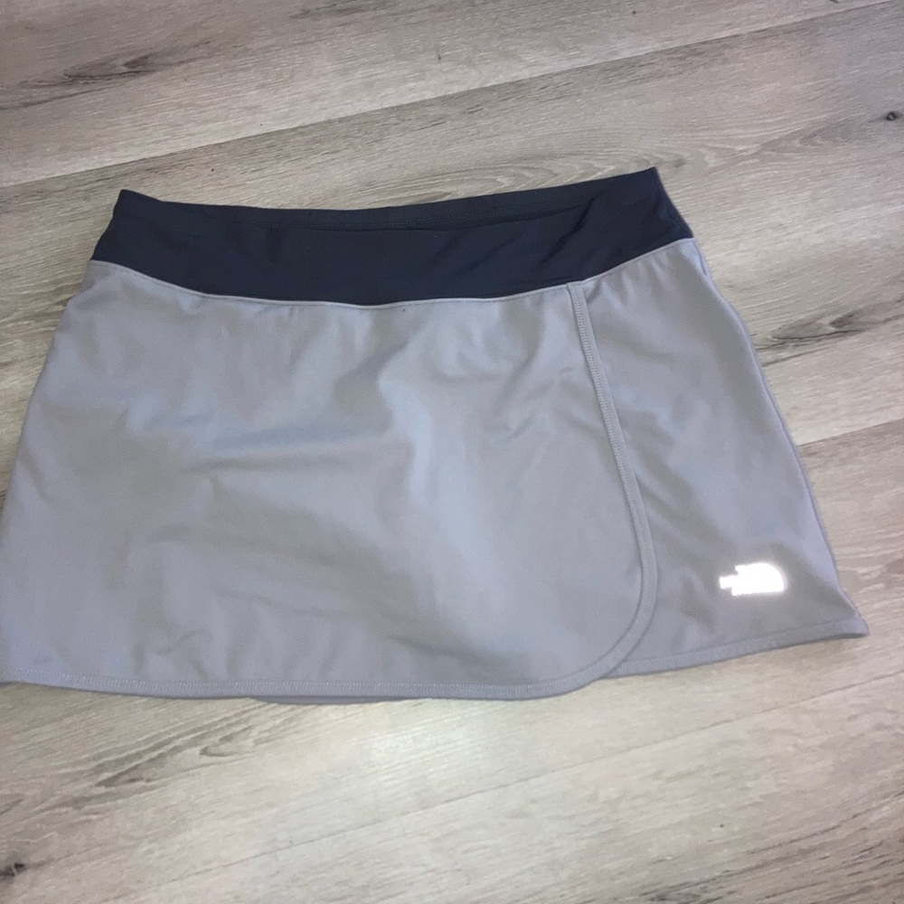 Gently used north face mini skort size XL! Stretchy!